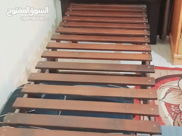 تخت مفرد بحالة ممتازة مع الخزانة