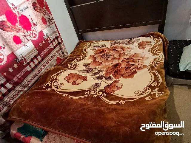 دولاب مع سرير مع شاشة 32 بوصة بحالة ممتازة