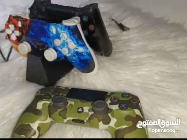 قاعدة شحن وثلاث ايادي