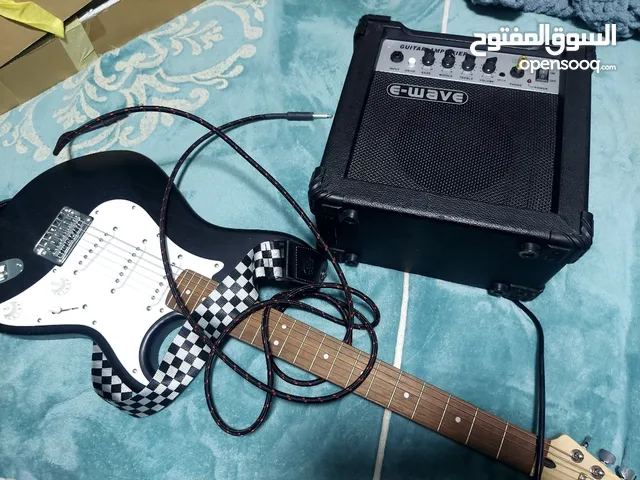 جيتار الكتريك كورت اسود مع امبلفاير و ستراب استخدام اقل من سنة بحالة وكالة