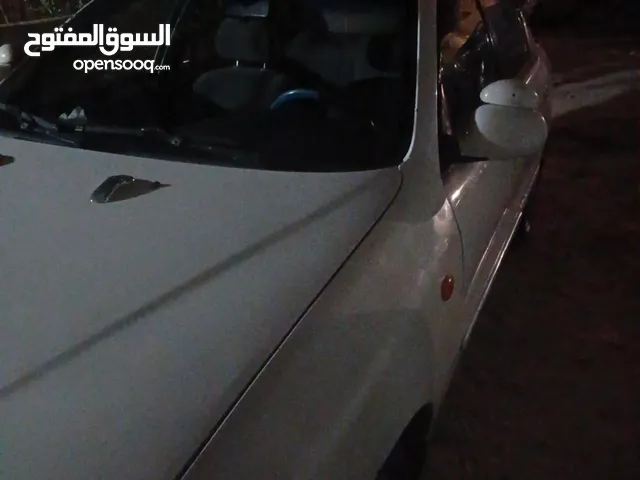 دايو لانوس نظيفة 2001 لونها أبيض للبيع