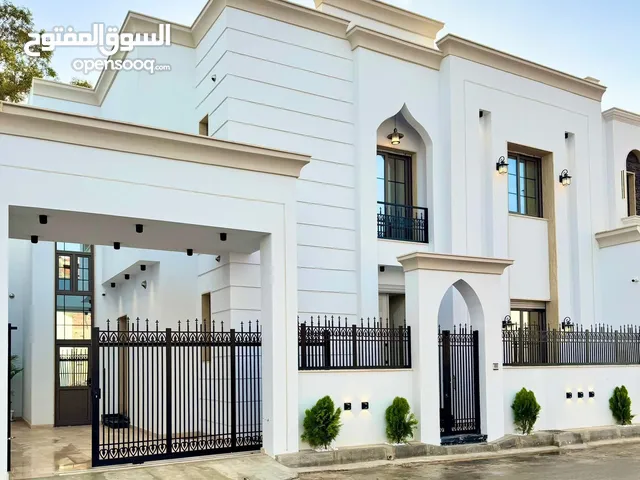 فيلا من طابقين بناء حديث وتشطيب ممتاز