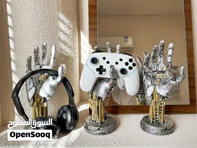 حامل Cyber Hand للتحكم والسماعات – أضف لمسة سايبربانك لمكتبك!