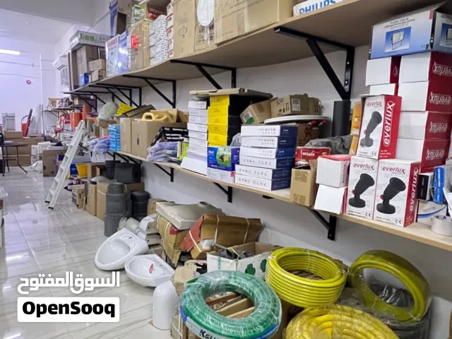 محل مواد بناء للبيع