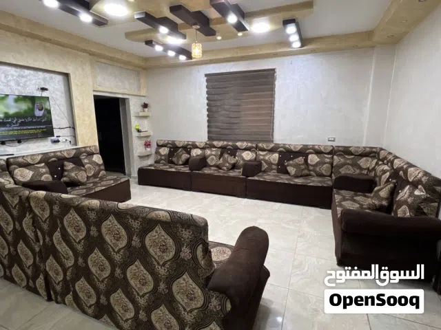 كنب لغرفة جلوسس بحالة جيدة لون بني