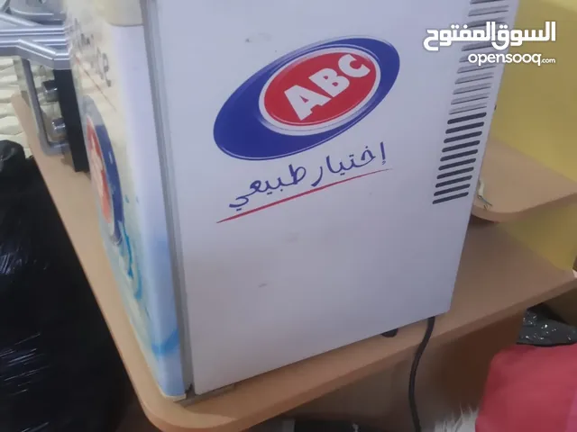 يوجد ثلاجھ حجم صغيرة شغال ونظيف وبحالھ ممتازة سعر 15دينار 4sell 15bd