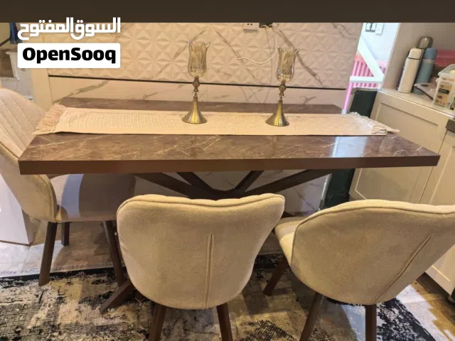 ميز طعام لون رصاصي فاتح