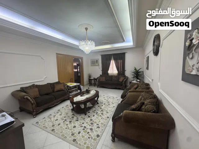 مجلس جدة طقم كنب مع ستارة سميكة وطقم طاولات
