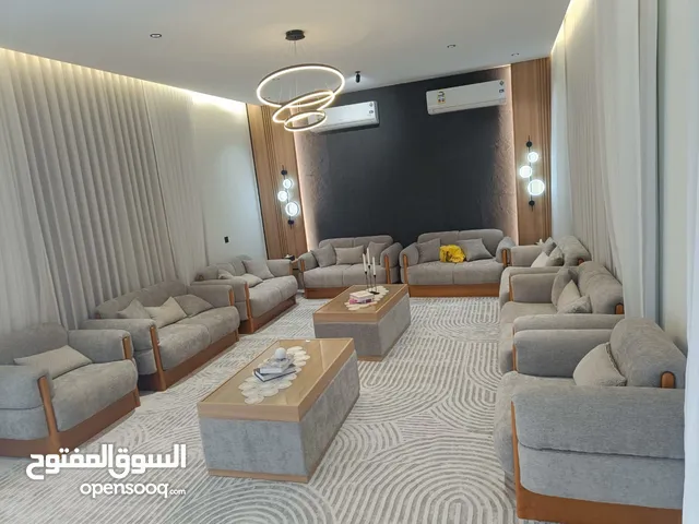 جلسات مودرن مع التخشيب الراقي يجعلك في بيئة جمالية لا مثيل لها واسرة واعمال خشبية مع رويال هوم