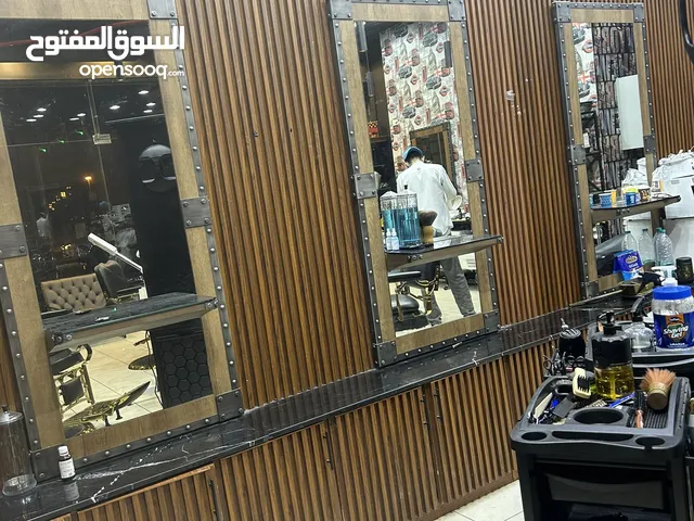 عدة حلاقة للبيع كامل أربع كراسي وكرسي غسيل