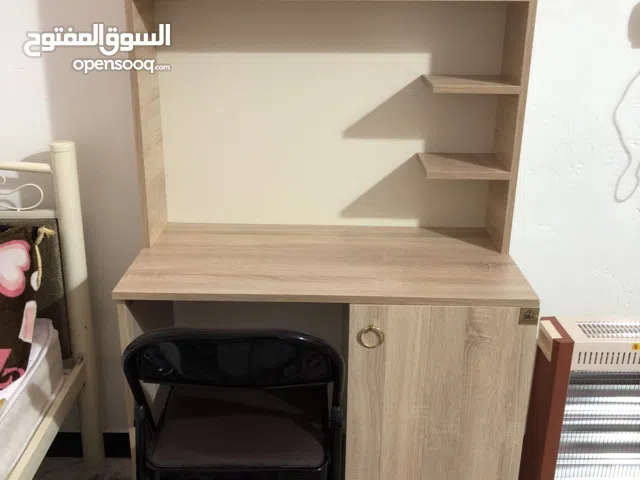 مكتبه دراسيه للبيع جديده ما مستخدمه مع كرسي دراسي يطبك و مع 3 تحفيات مع كامل ملحقاتها