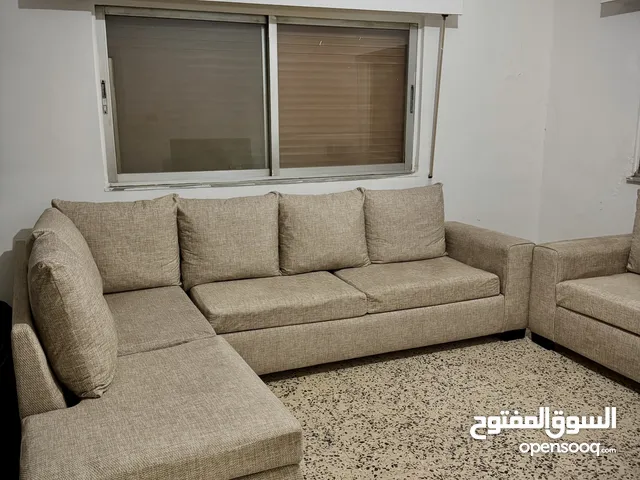 كنب كورنر نضيف لون بيج للبيع بحالة ممتازة 3قطع وثنائية 250د
