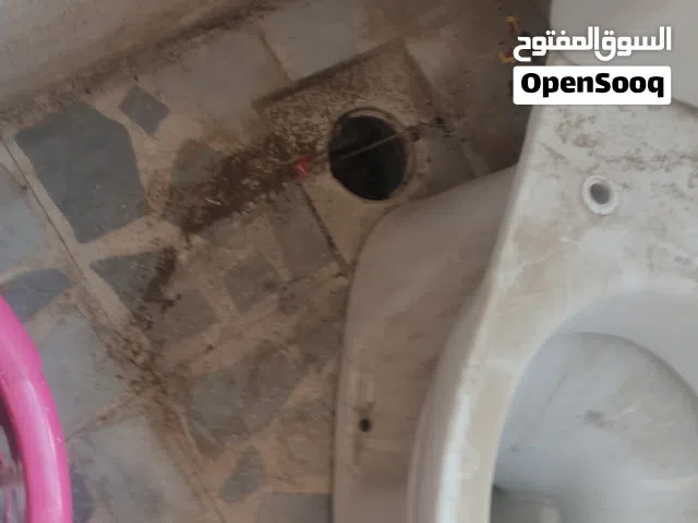 مرحاض حمام حبه وحدة مستعمله بحاله جديد لون ابيض
