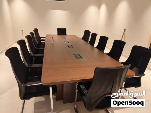 تتوفر محطات العمل والكراسي وأثاث المكاتب