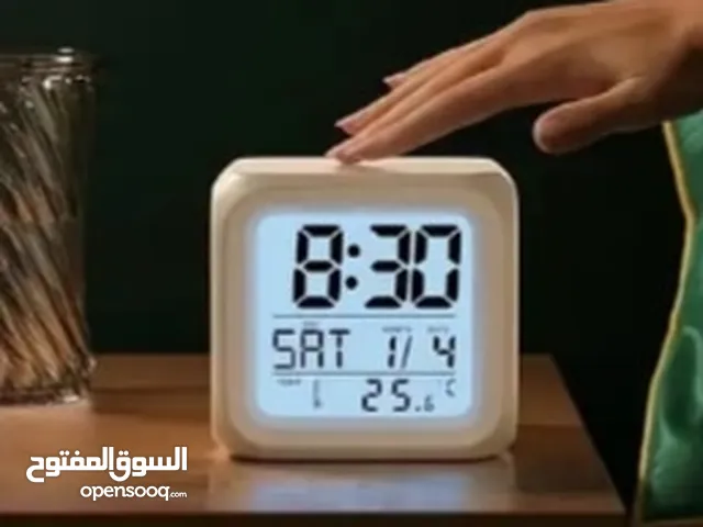 ساعة منبه مع شاشة رقمية تعمل بالبطارية