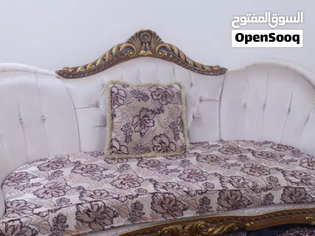طقم قنفات كلاسيك فاخر هيكل خشبي متين مع زخارف محفورة، بحالة جيدة جداً