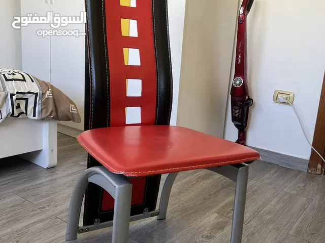 كراسي مطبخ مستعمل لون احمر عدد 4 للبيع