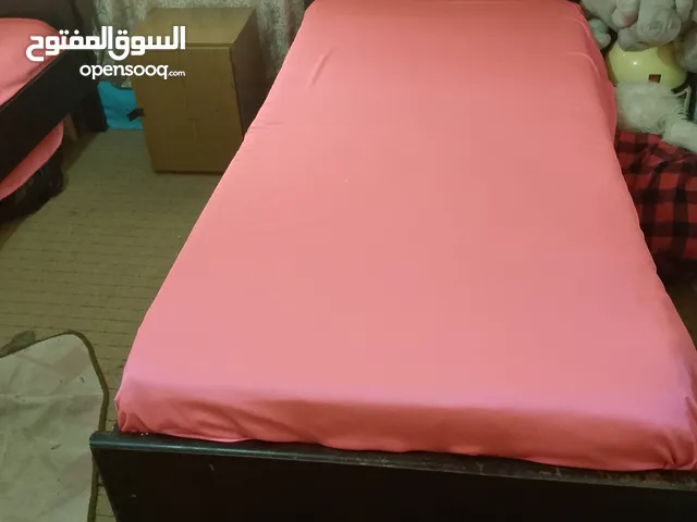 تختين خشب مع فرشتين