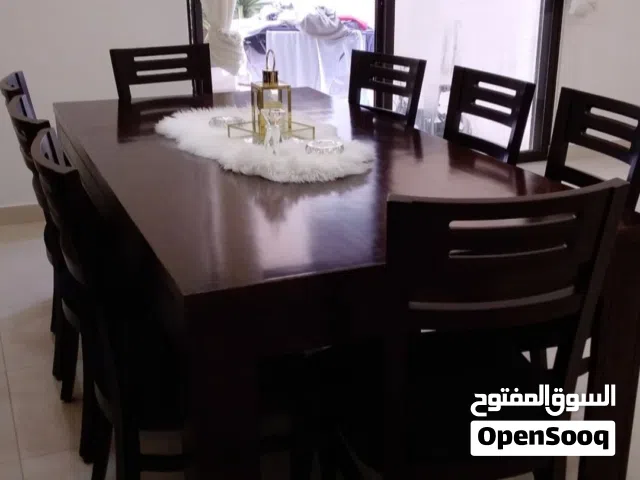 طاوله سفره مع 8 كراسي قماش وبوفيه مع مراي نضيفه وجامده تم شراؤها من مفروشات عكه