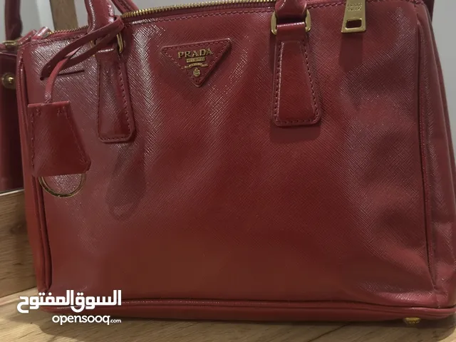 شنطة برادا اصلية مستخدمة مره وحده