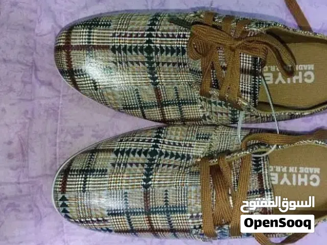 كوتشي مقاس 43