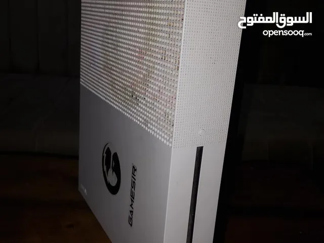 Xbox one s نظيف وسريع مع يد و جميع اسلاكه سعر بدائي قابل للتفاوض معاه 3 العاب