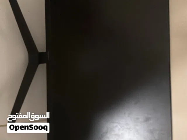 ثلاث شاشات للبيع ب 300 درهم وحده تشتغل و الثانيه الكبيره تشتغل بس شاشه الألوان خربانه يبالها تبديل