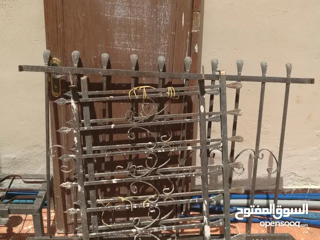 حمايات شبابيك حديد وباب خشب مستعملين في العاشره الشرقي