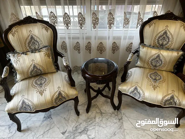 كرسيين مع طاولة مدورة صغيرة