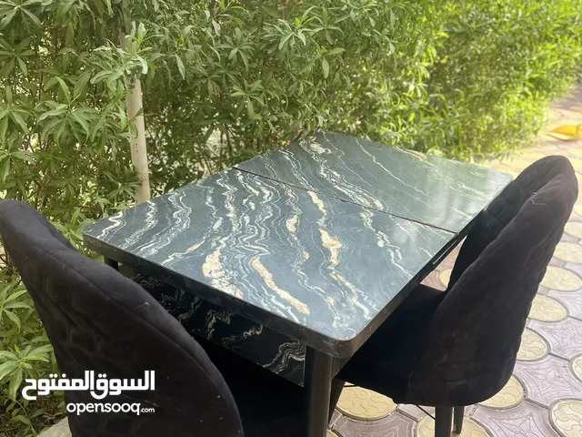 ميز طعام اسود نقشه وكرسين اسود