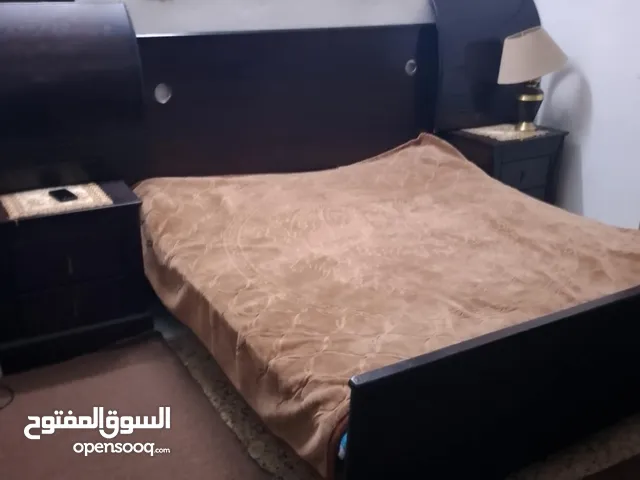 غرفة نوم مع بوفيه صغير بحاله ممتازه