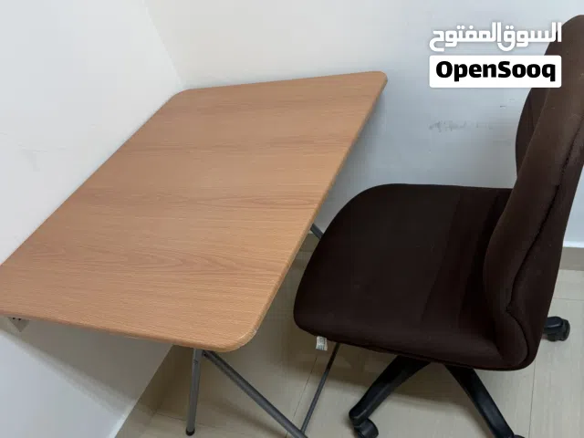 طاولة قابلة للطي مع كرسي دوار Foldable table with a swivel chair
