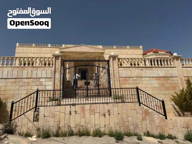 فيلا/بيت مستقل للبيع في بيرين مع إطلالة رائعة وسعر مغري