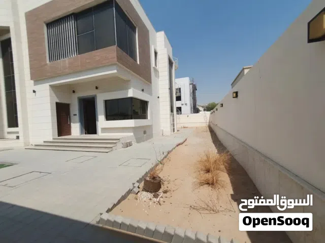 اول ساكن_جراج داخلي يتسع لـ 4 سيارات_4 غرف نوم بخزائن بالحائط_2 غرفه ماستر