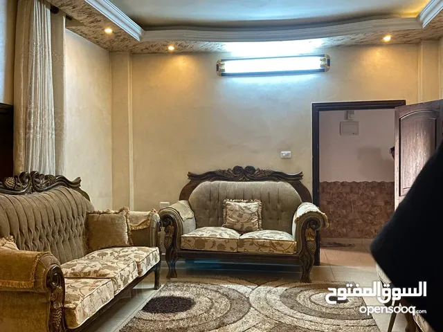 كنب  باللون البيج المميز للبيع بسعر مناسب