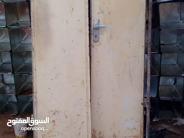 باب حديد ثقيل