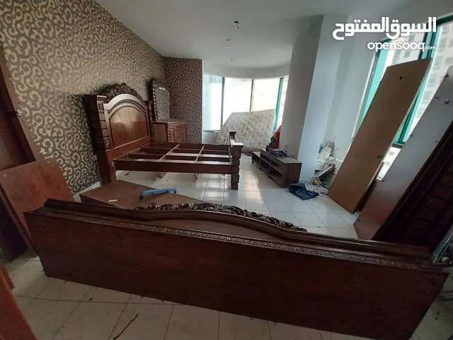 3غرف و صالة و4حمام ، في الشارقه منطقه القاسميه بالقرب من حديقه المجاز