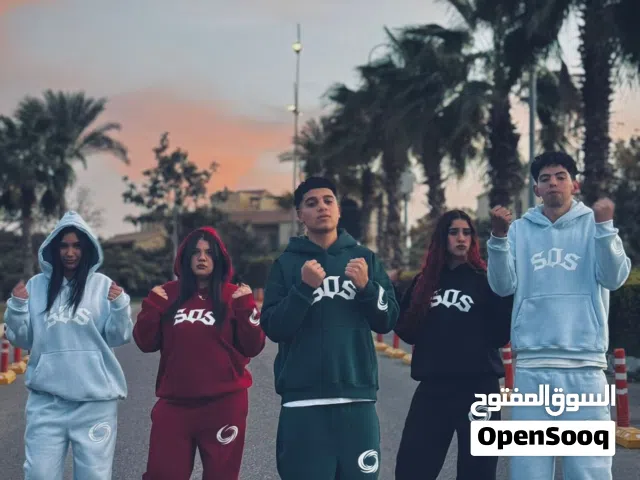 سوت تقيله خامتها جميله جدا  وفي تيشرت رواند لوحده من غير كابشوه يوجد مقاسات LوXl وXXl