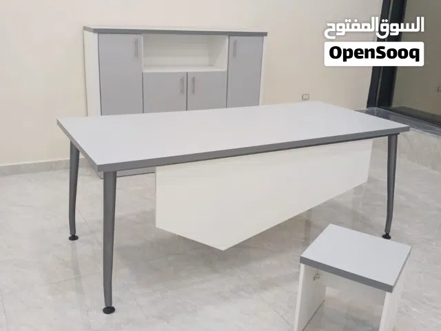 مكتب مودرن ارجل حديد  مع امكانيه التحكم بالالوان