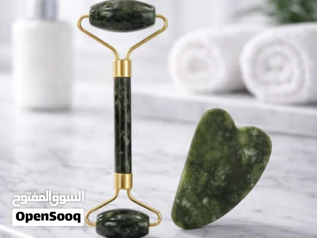 وجهكِ يستحق أفضل علاج! تخيّلي سبا فاخر في راحة بيتكِ... هذا بالضبط ما يمنحكِ إياه هذا الطقم الأسطوري