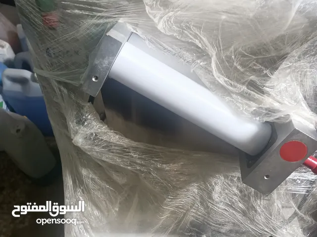 معدات قلايه وعجانه  50 كيلو وثلاجه مفرمه توميه وحمص مفرمه لحمه مقاس 32 وفراده 40 سم