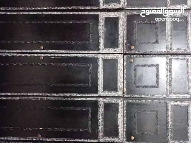 غرفة نوم اسود وفضي وضعها جيد جدا الخزانة طابقين وتخت وكومادينة واحدة