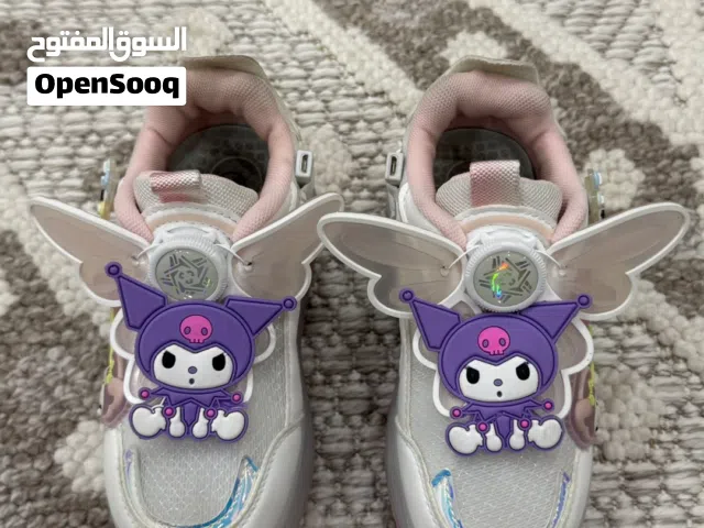 للبيع حذاء أطفال مميز بعجلات مدمجة، بتصميم شخصيات ميلودي الجميلة وألوان وردية جذابة