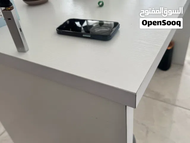 مكتب تفصيل لون ابيض