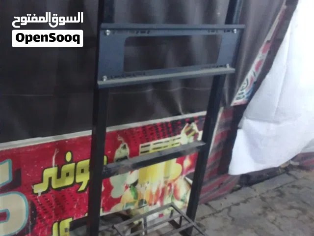 حامل شاشة بعجل