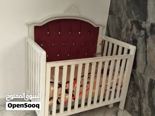 سرير بيبي تفصيل ثقيل مع مع خزانه تفصيل