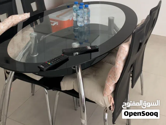 طاولة الطعام نظيفة زجاجية