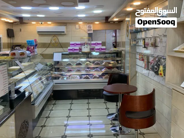 محل حلويات مع مشغل في موقع مميز في خريبه السوق