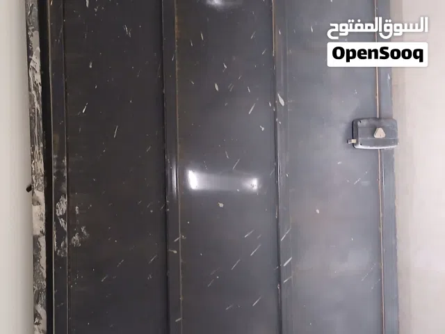 باب حديد خارجى مستعمل بحالة جيدة