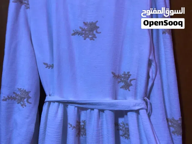 فستان ابيض مطرز بذهبي